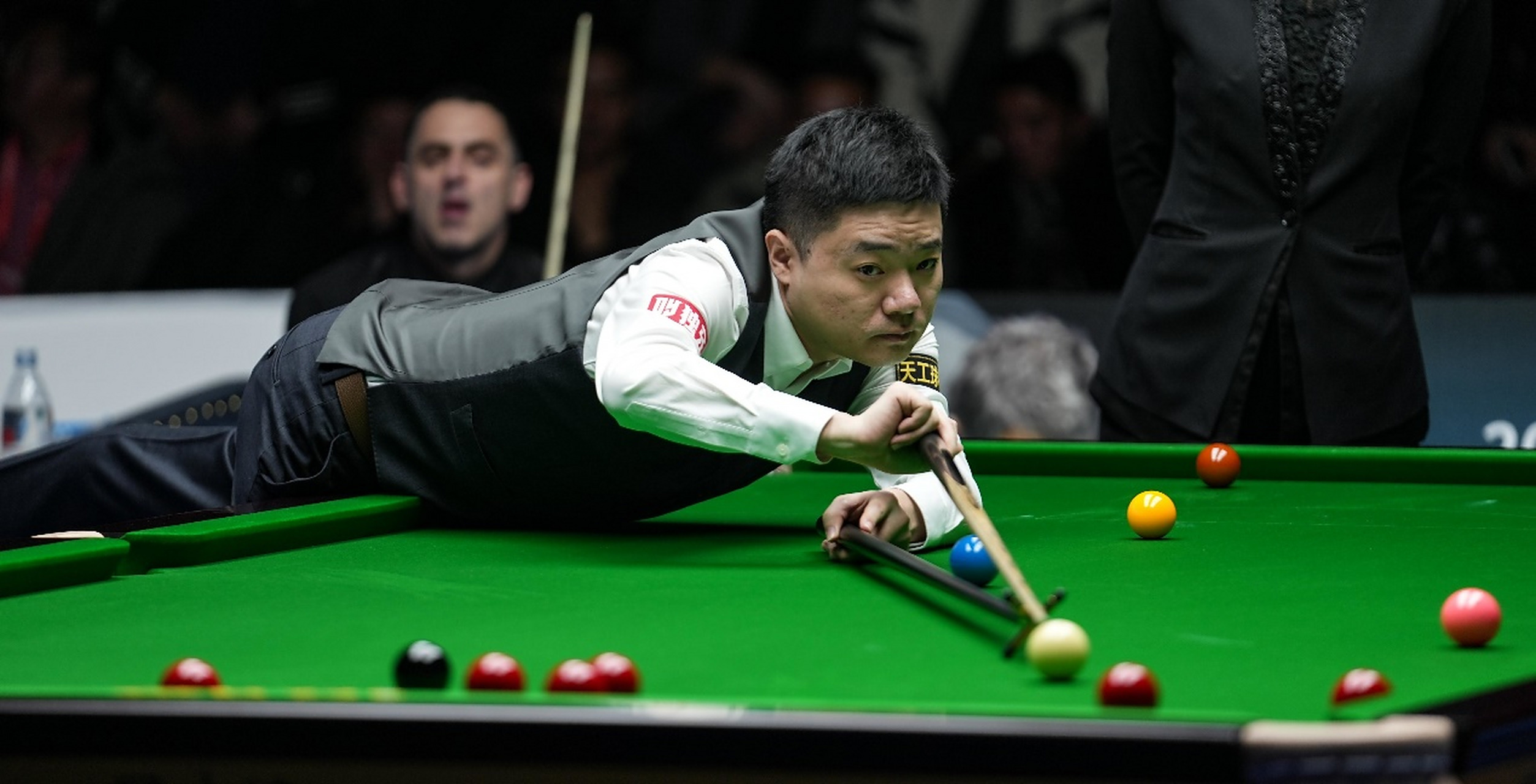 雷厉风行！比赛中球员不畏强敌