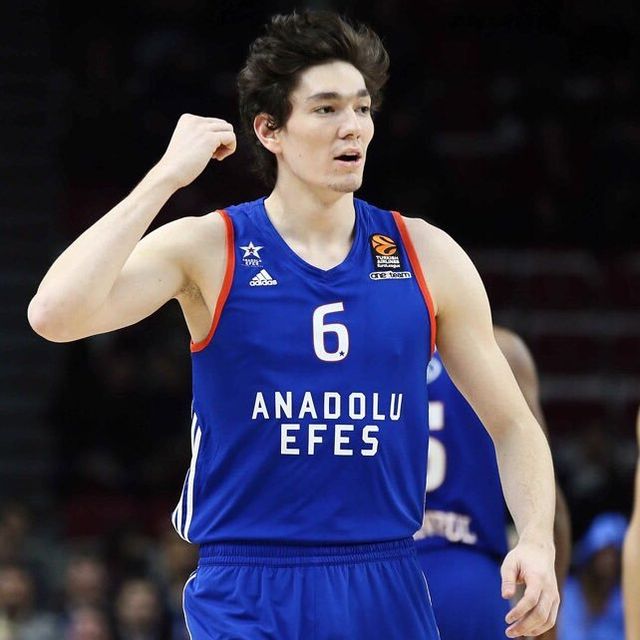 骑士新援上场立即崭露头角，领军球队取得胜利的简单介绍