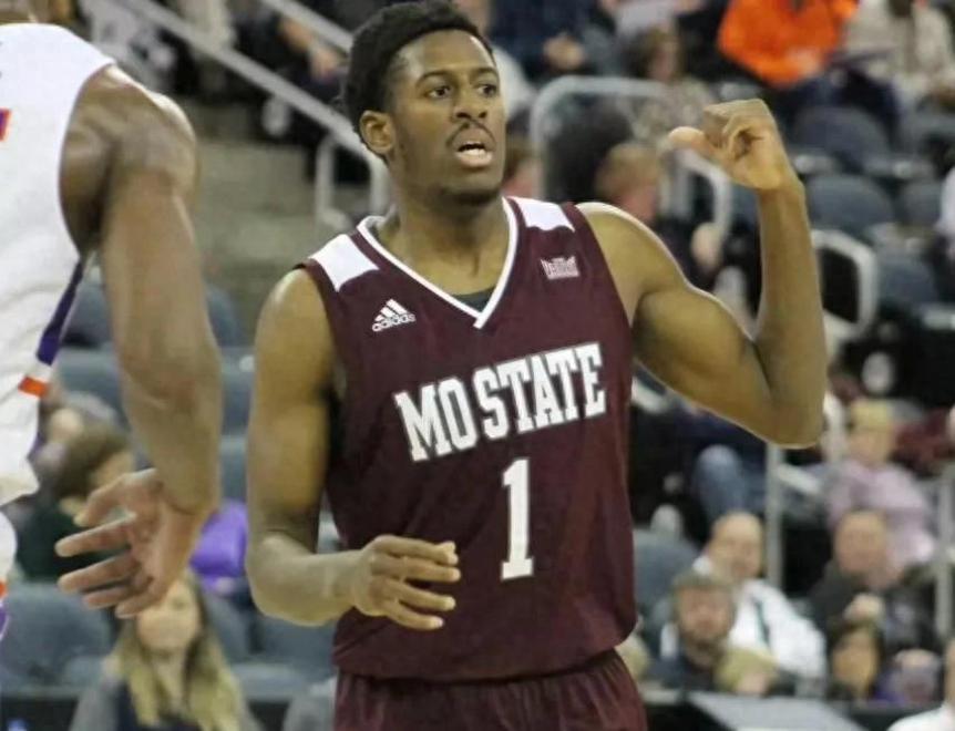 骑士新援上场立即崭露头角，领军球队取得胜利的简单介绍