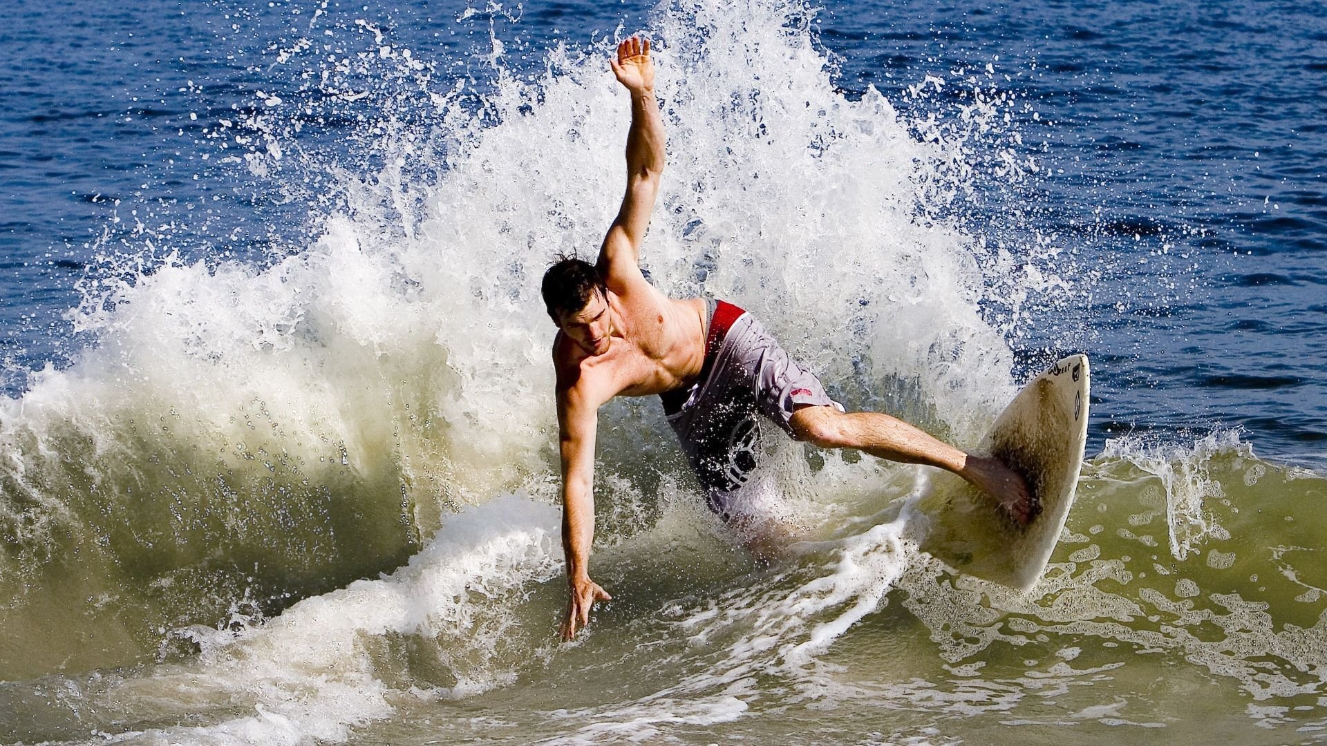 赛道之外，加克波成为F1年度争冠之夜的胜负手